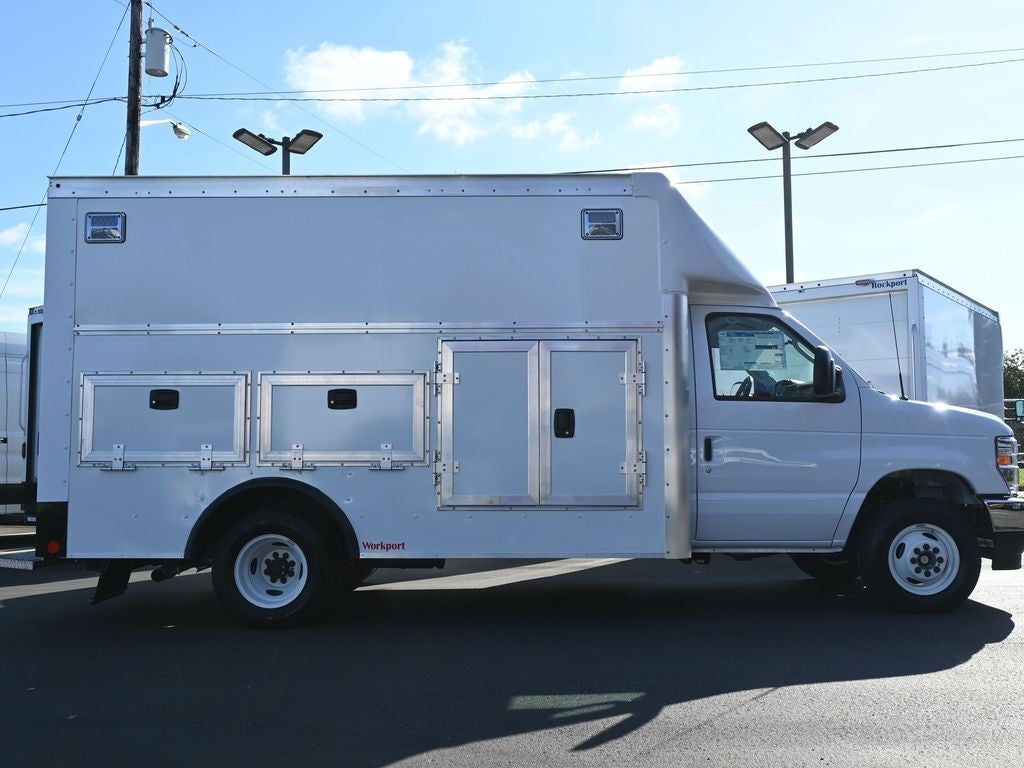 2025 Ford E-450SD Base XL